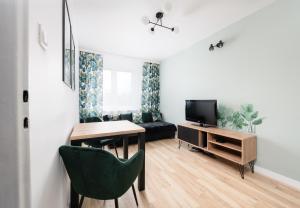 Televízia a/alebo spoločenská miestnosť v ubytovaní Hello Apartments Chłopska
