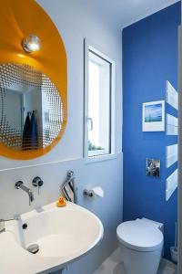 een badkamer met een wastafel, een toilet en een spiegel bij 2P Bonjour Soleil (Sea View/Terrasse&AC) in Nice