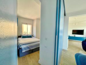 een slaapkamer met een bed en een woonkamer bij 2P Bonjour Soleil (Sea View/Terrasse&AC) in Nice