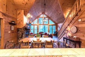 Posezení v ubytování Private Creekside Cabin+Hot Tub,Pool Table, & Pets
