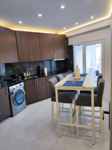 uma cozinha com uma mesa e cadeiras numa cozinha em Vista Panorâmica RC Amadora na Amadora