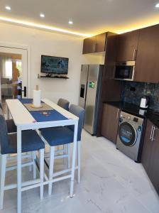 uma cozinha com uma mesa branca e cadeiras num quarto em Vista Panorâmica RC Amadora na Amadora