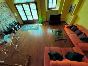 Suite Gabri, Stiozzi Ridolfi في تشيرالدو: اطلالة علوية لغرفة معيشة مع اثاث برتقالي