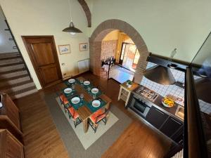 Suite Gabri, Stiozzi Ridolfi في تشيرالدو: اطلالة علوية على غرفة معيشة مع طاولة ومطبخ