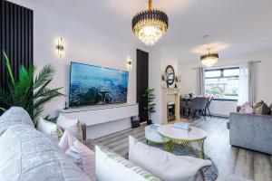 een woonkamer met een bank en een tv bij New 2 Bed House - Perfect for Contractors & Families By AV Stays Short Lets St Helens in Saint Helens