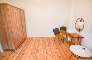 a room with two chairs and a table and a mirror at Apartament Sikorskiego in Poznań