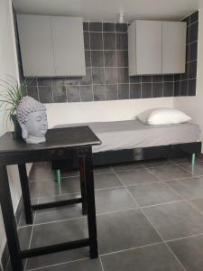un banco con una cabeza sobre una mesa en una habitación en Tiny house - Gare Paris Aeroport, en Drancy