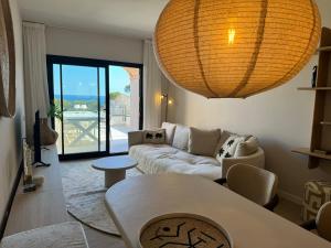 ベグールにあるBONAVISTA - Espectacular apartamento con vista al mar!のソファとテーブルのあるリビングルーム