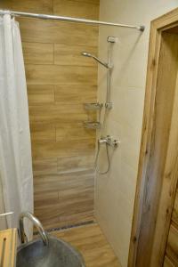 ein Bad mit einer Dusche und einem Waschbecken in der Unterkunft Chata na Trávniku 302 in Horná Turecká