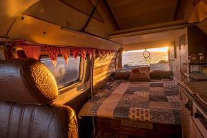 - un lit dans un rv avec vue sur l'océan dans l'établissement Tommy, a '77 VW Bay stylish Van, à Los Cristianos