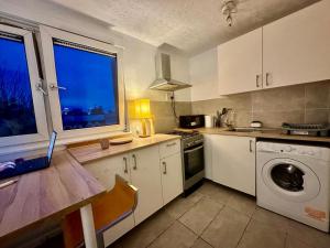 A kitchen or kitchenette at Mile End House