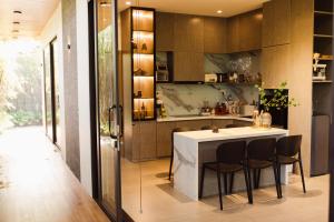 Kuchyň nebo kuchyňský kout v ubytování Ba Na Hills Sun World Family Home Villa