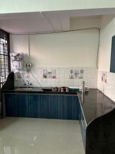 A cozinha ou cozinha compacta de AnubhavGruha Holiday Home Nagpur