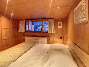 ヴェルビエにあるArolla 8の窓付きの木造の部屋のベッド1台