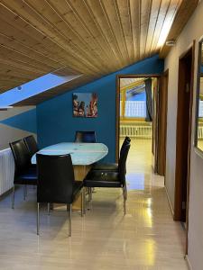 ein Esszimmer mit einem Tisch und Stühlen in der Unterkunft Appartement in Hattenhofen in Hattenhofen