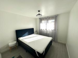a bedroom with a bed and a window at Appartement calme Antony, terrasse, vue jardin, proche Paris et Orly in Antony