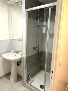 a bathroom with a shower and a sink at Appartement calme Antony, terrasse, vue jardin, proche Paris et Orly in Antony