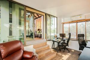 sala de estar con sofá y escritorio en 4BDR luxury pool villa & office space in Cherngtalay-Bangtao en Ban Phru Champa