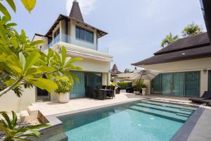 Villa con piscina y casa en 4BDR luxury pool villa & office space in Cherngtalay-Bangtao en Ban Phru Champa