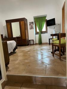 Habitación con cama, mesa y ventana en L'Angolo di Campagna, en Piano di Sorrento