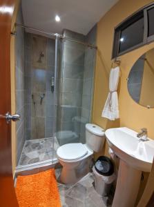 y baño con ducha, aseo y lavamanos. en Dreimar Hotel Boutique, en Cartagena de Indias