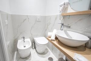 een witte badkamer met een wastafel en een toilet bij B&B La Casetta in Rome