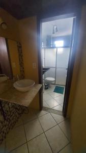 y baño con lavabo y aseo. en Apartamento 2 Quartos Praia do Morro, en Guarapari