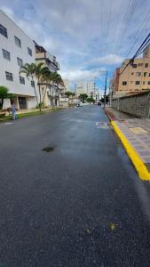 una calle vacía en una ciudad con un bordillo amarillo en Apartamento 2 Quartos Praia do Morro, en Guarapari