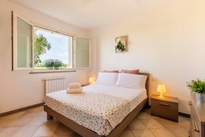 リオトルトにあるCasa Vacanze Vignarca - Località Perelliのベッドルーム(ベッド1台、窓付)