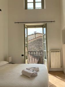 ein Schlafzimmer mit einem Bett mit Handtüchern darauf in der Unterkunft Domus Dea 4 Città Alta in Bergamo