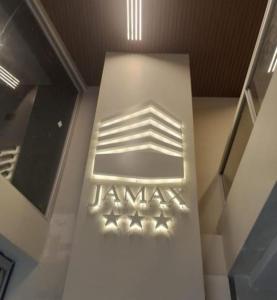 HOTEL & SPA JAMAX في ترماس دي ريو هوندو: علامة تقول jamaica على جانب المبنى