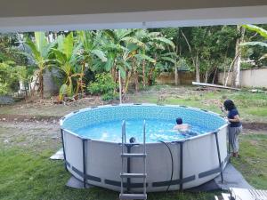 two people in a hot tub in a yard at Villa Elena in Tingo María