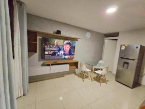 ein Wohnzimmer mit einem Flachbild-TV an der Wand in der Unterkunft Bonito Minidepartamento in Lima