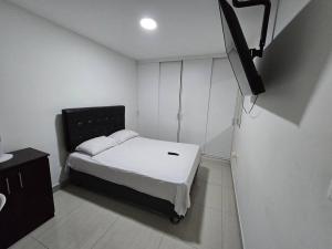 En eller flere senge i et værelse på Bonito Minidepartamento