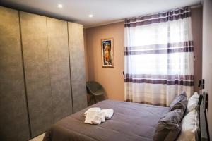 1 dormitorio con 1 cama con toallas en Vista Langhe - CerratoHouses, en Guarene