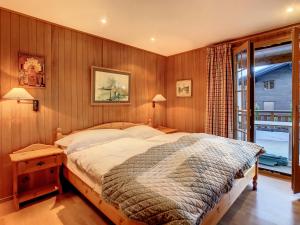 a bedroom with a large bed and a window at Reine des Pres 1er in Verbier