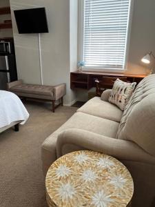 uma sala de estar com um sofá e uma mesa em Spacious Suite Wkitchenette em Ligonier