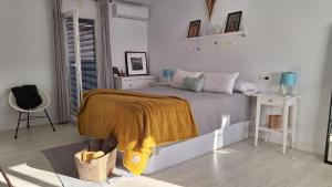 - une chambre avec un lit et une couverture dans l'établissement Esperanza 5, à Lebrija