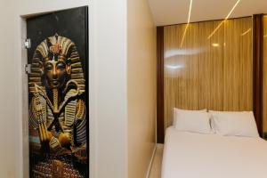 a bedroom with a bed and a painting of a woman at Giza Pyramids View Inn in Cairo