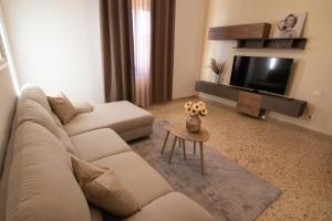 uma sala de estar com um sofá e uma televisão em Casa Martina Tuscany em Certaldo