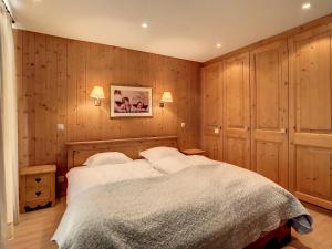 ヴェルビエにあるReine des Pres Rezの木製の壁のベッドルーム1室(大型ベッド1台付)