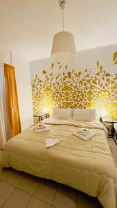 モンレアーレにあるCasa Lillaのベッドルーム1室(大型ベッド1台、壁に鳥が飾られたベッド1台付)