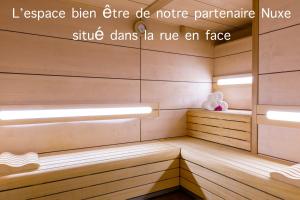 una habitación con sauna con un cartel en la pared en Garden Spa-Centre ville Troyes- Sauna-Hamam, en Troyes