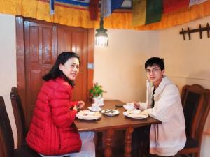 un homme et une femme assis à une table dans l'établissement HOTEL RUPAKOT AND ROOFTOP RESTAURANT, à Bhaktapur