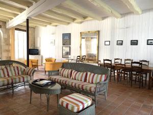 sala de estar con sofás, sillas y mesa en Maison de vacances BERENICE à St Martin de Ré, en Saint-Martin-de-Ré