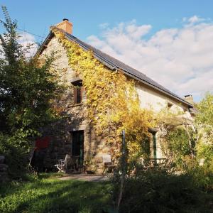 een oud stenen huis met klimop erop bij Ecolodge La Belle Verte in Saint-Mʼhervé