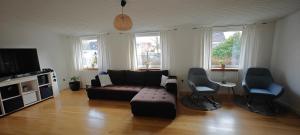 sala de estar con sofá y 2 sillas en Apartment en Hovborg