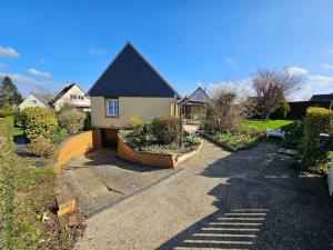 una casa con tetto nero e vialetto di Le Beau Repère a Beaurepaire