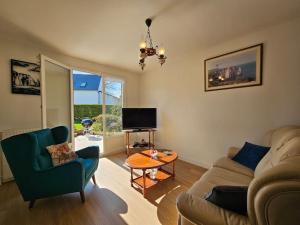 un soggiorno con un divano e un tavolo di Le Beau Repère a Beaurepaire