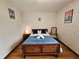 una camera da letto con un letto con due cuscini sopra di Le Beau Repère a Beaurepaire